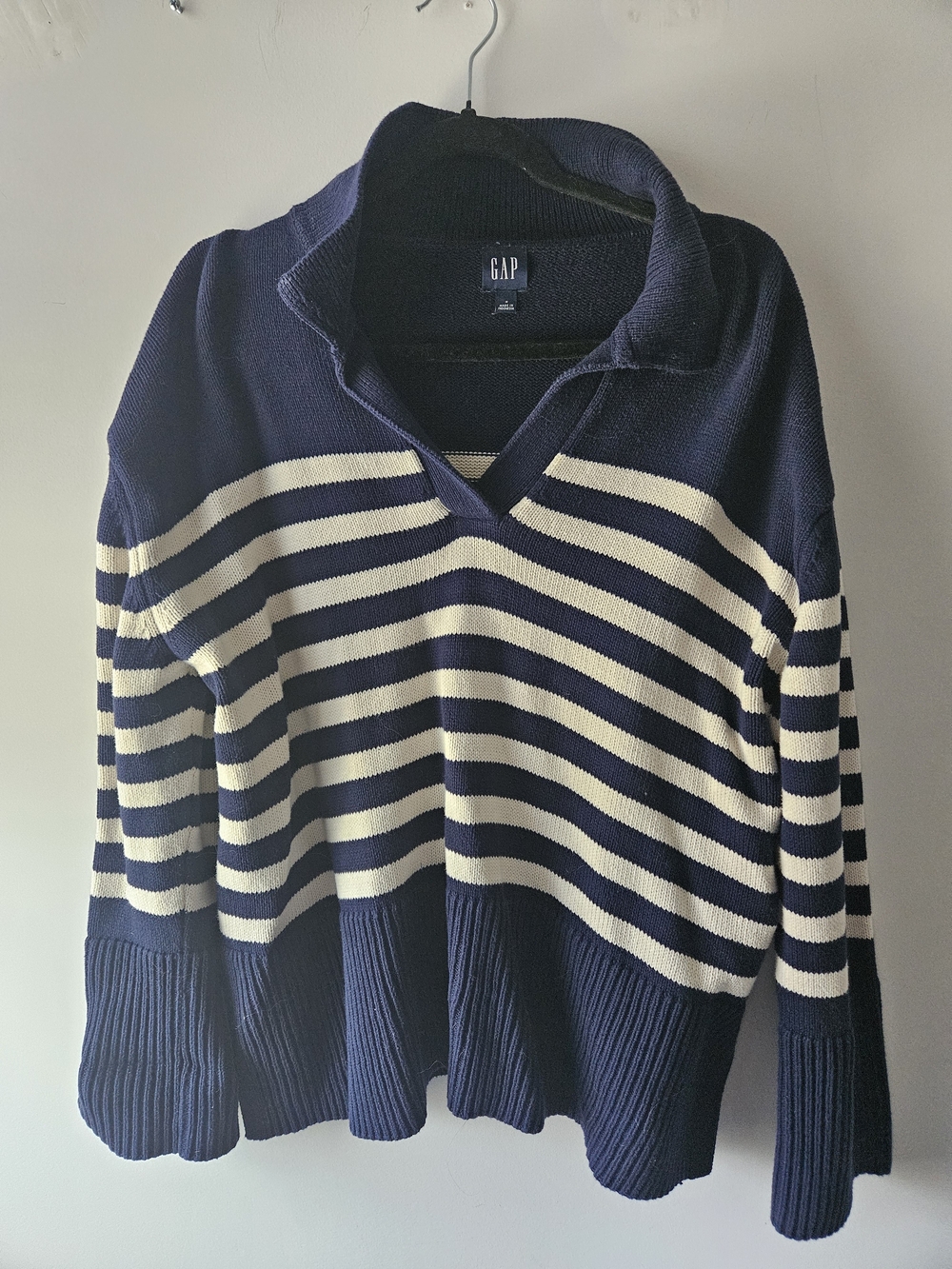 GAP Women's Navy and Cream Striped V-Neck 100% Cotton Sweater